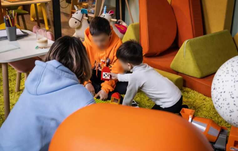 С оккупированных территорий вернули еще три семьи с детьми