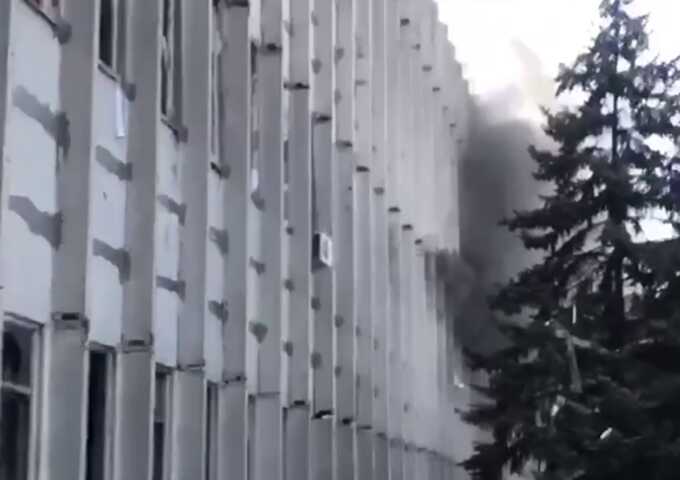 У мережі опублікували відео перших хвилин після ракетного удару по підприємству в Харкові