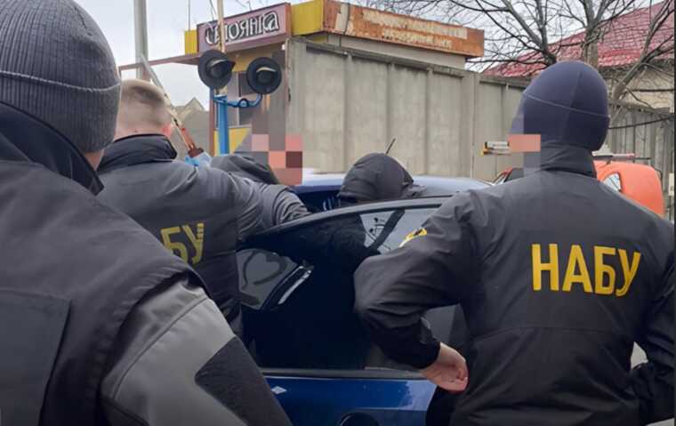 Вимагання від військовослужбовця частини матдопомоги на лікування: «на гарячому» викрито депутата облради