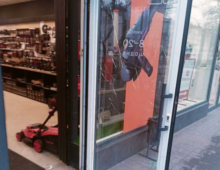 П’яний дніпрянин пробив скляні двері магазину та пив каву, лежачи на підлозі