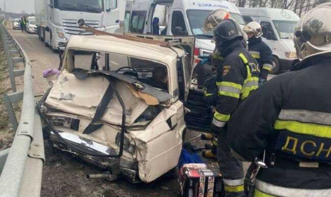 На трассе Киев-Одесса в результате столкновения автомобилей погиб человек, двое пострадавших