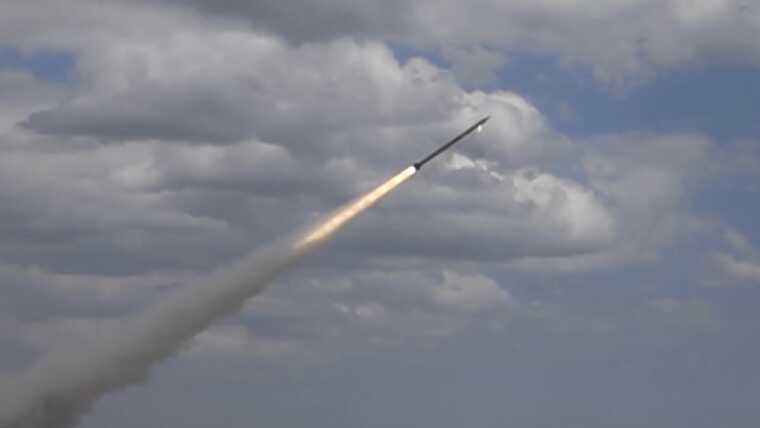 Ukrainian defender shoots down a missile flying towards Kyiv from a "Stinger"