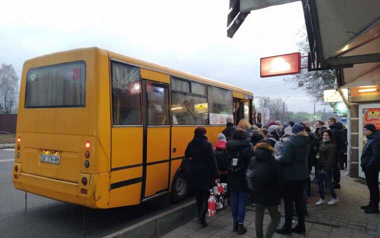 Huge queues at bus stops in Odesa due to power outage