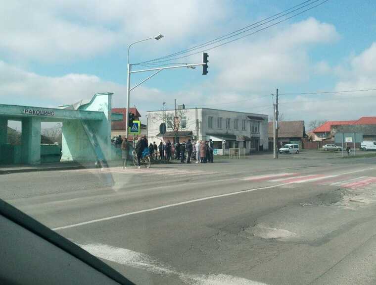 У районі Мукачева люди перекрили дороги через масову мобілізацію