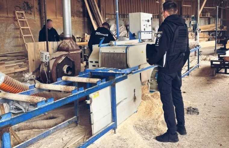 ЧП на Киевском предприятии: мужчине ампутировало руку