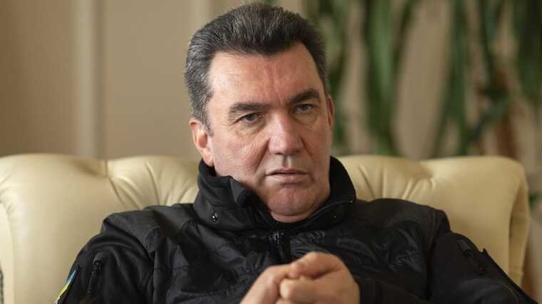 У ЗМІ розкрили ймовірну причину звільнення Данілова: назвав дипломата з Китаю нецензурним словом