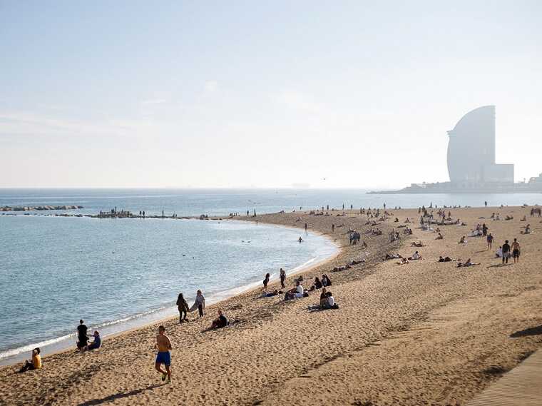 Біля берегів Іспанії помітили два російські десантні кораблі і танкер