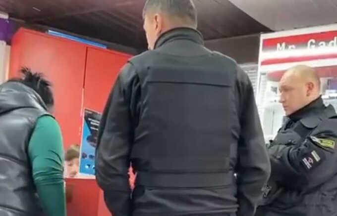 Скандал у сервісному центрі Києва: жінка погрожувала хлопцю, що відправить його "на Бахмут"