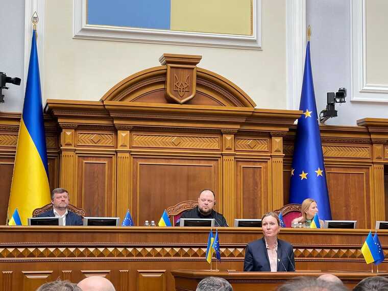 До Києва прибула голова Національної асамблеї Франції Яель Браун-Піве