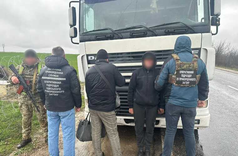 На Одещині виявили далекобійника, який фурою переправляв українців за кордон