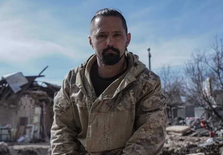 Мережу розчулило фото бійця ЗСУ на руїнах будинку в Хмельницькому