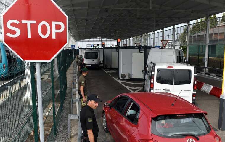 На КПП Медика-Шегини таможенники остановили авто, набитое техникой Apple