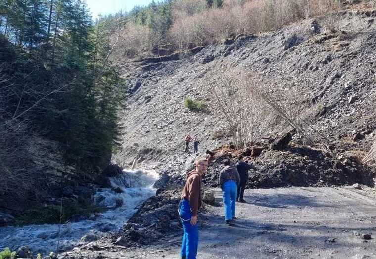 Через зсув ґрунту зруйнована частина дороги Мукачево – Львів на Закарпатті