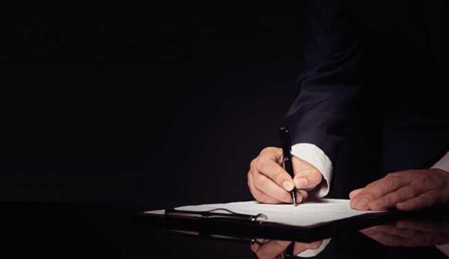 How Ukrainian notaries help Russians evade sanctions in Ukraine