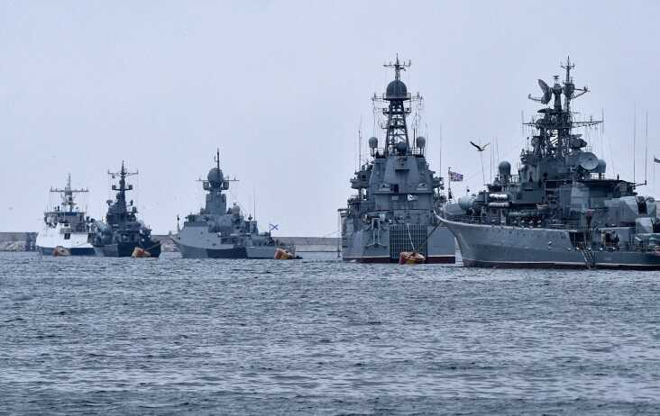 Для защиты флота в Черном море РФ устанавливает баржи, – разведка Британии