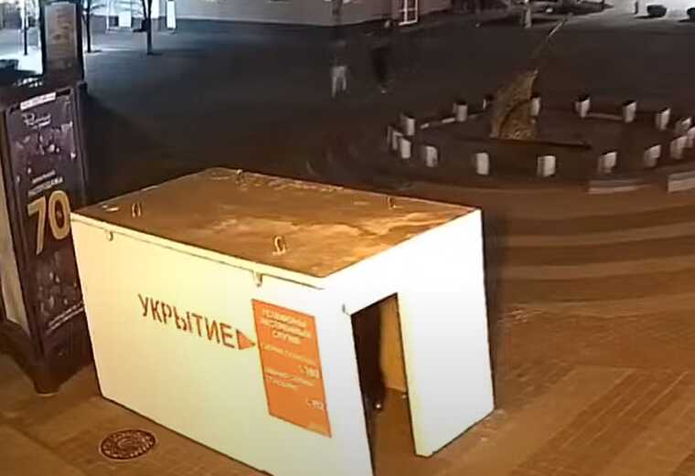 У РФ губернатор Бєлгорода показав, як жителі рятуються за бетонними блоками