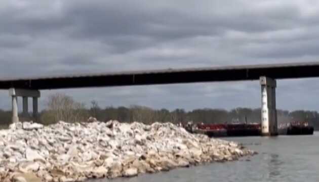 В Соединенных Штатах баржа врезалась в мост