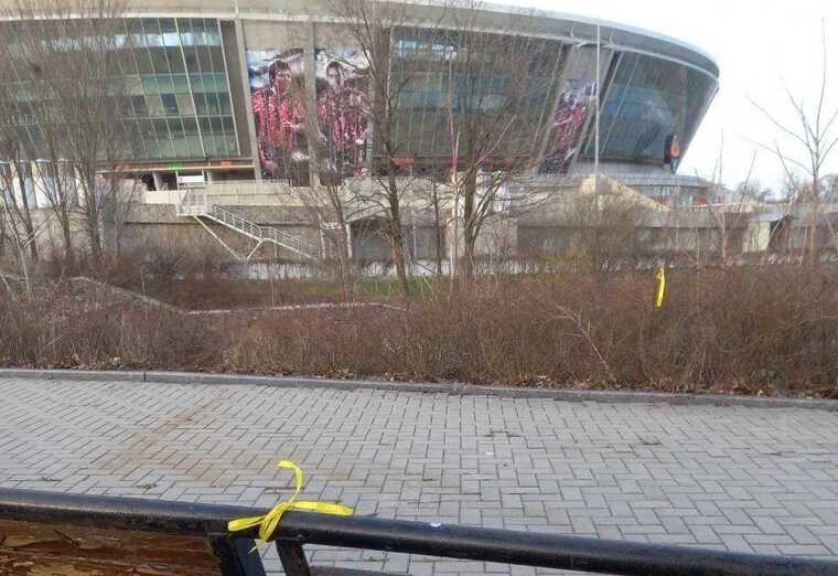 В окупованому Донецьку біля "Донбас Арени" патріоти розмістили символи спротиву окупантам