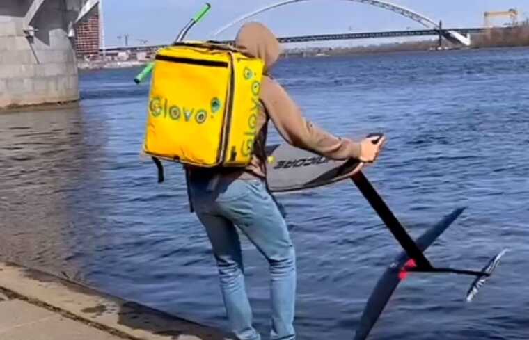 У Києві кур’єр на скутфойлі доставив замовлення клієнту