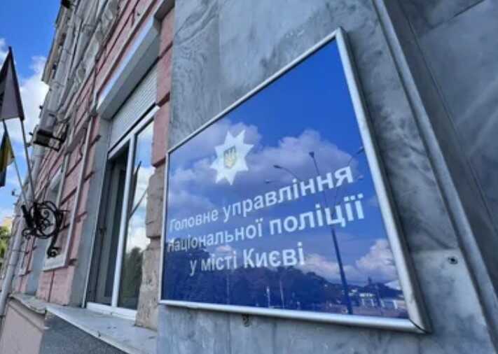 У Києві поліцейські затримали зловмисника, який продавав наркотики зі свого вікна