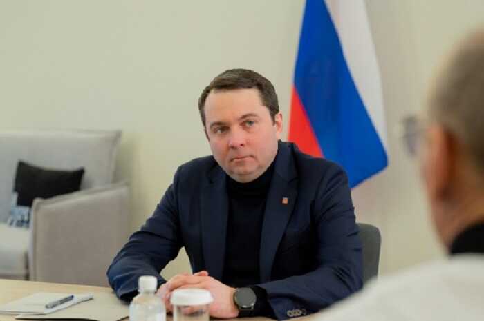 В России губернатора Мурманской области Чибиса ударили ножом в живот