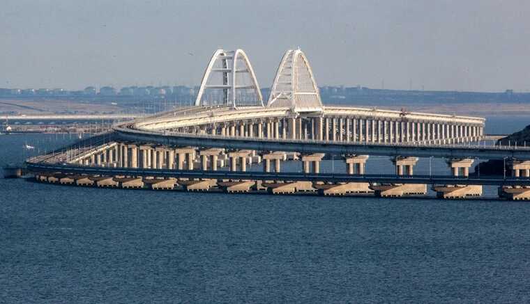 The Russians blocked the Crimean Bridge