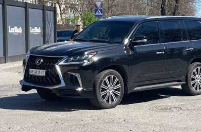 У Кривому Розі молодик на Lexus через ДТП побив дідуся