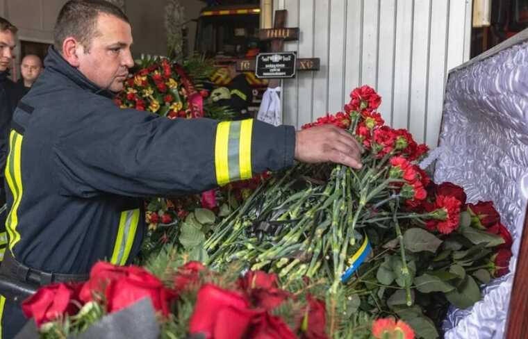 В Харькове простились с тремя спасателями, погибшими от удара оккупантов