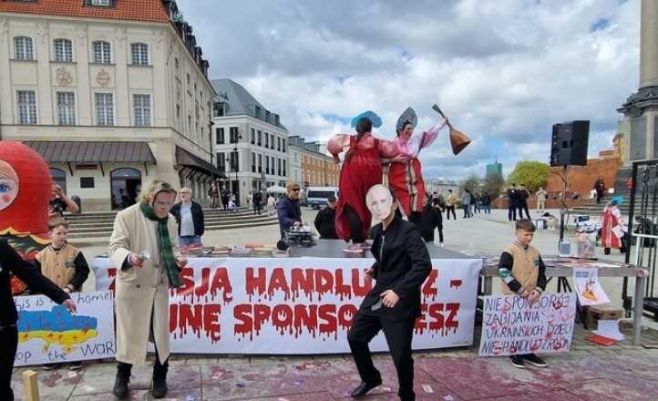 У столиці Польщі відбувся перформанс проти торгівлі ЄС із РФ