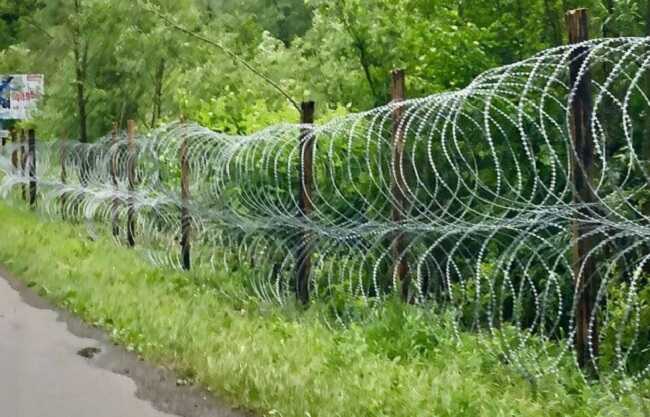 Колючий дріт проти ухилянтів: на Тисі встановлена огорожа