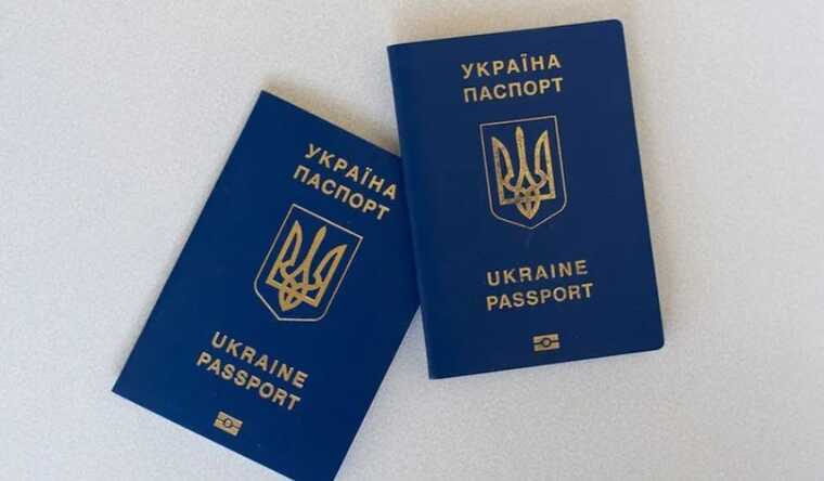 Вартість закордонного паспорта відчутно зросла