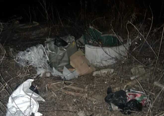 У столиці працівник приватної ритуальної служби викинув на пустир урни із прахом померлих