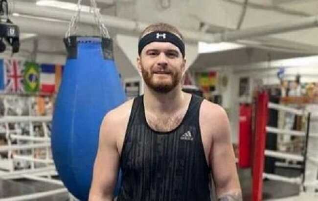 Украинский супертяж грузинского происхождения Цотне Рогава выиграл нокаутом, повесив соперника на канаты