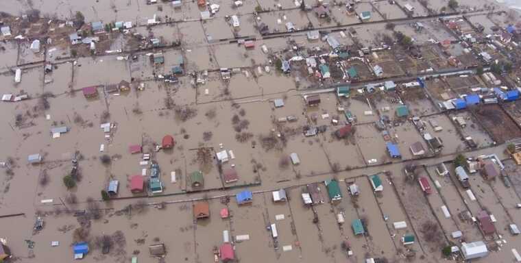 У РФ почало затоплювати Томськ: МЧС безрезультатно підривали лід на річці