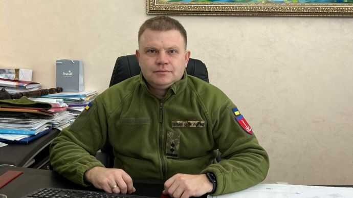 In Bilhorod-Dnistrovskyi, the mayor of the city, Vitaliy Hrazhdan, hit a boy on the head