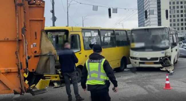 У столиці сміттєвоз протаранив дві маршрутки