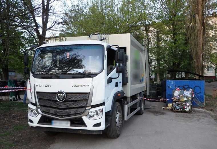 У Житомирі сміттєвоз на смерть спресував чоловіка, який спав