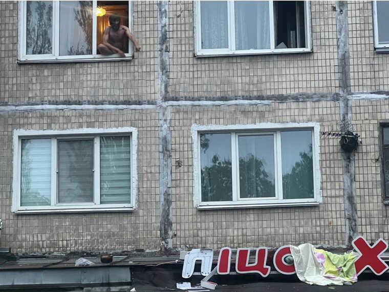 У Києві у Солом’янському районі з вікна на дах магазину випала жінка
