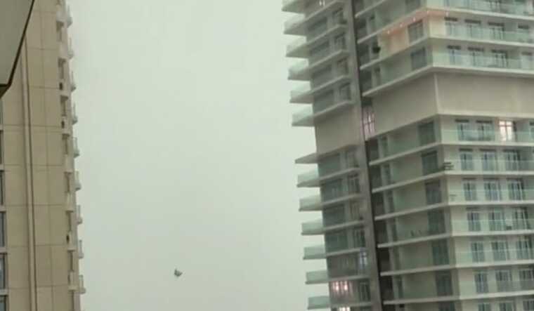 Шквальный ветер в Дубаи сносит мебель с балконов домов