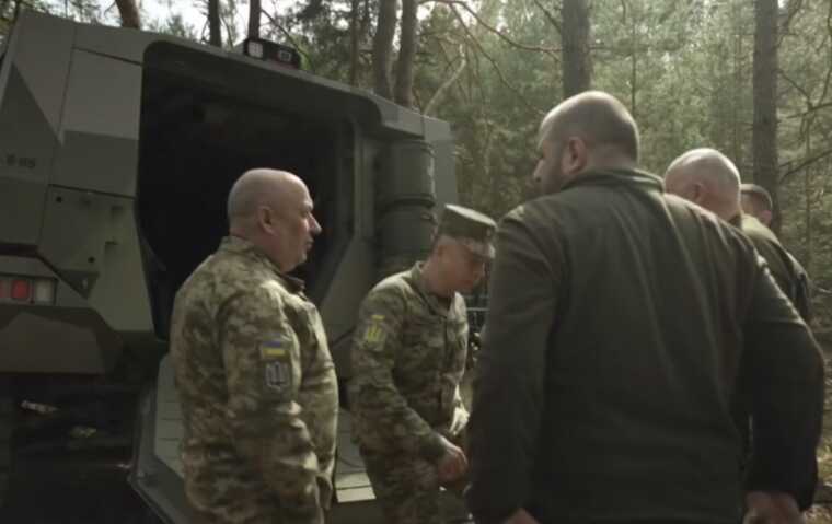 Сырскому продемонстрировали новую БМП украинского производства