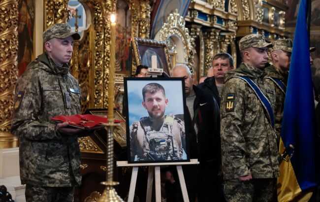 В Киеве попрощались с военным и волонтером Павлом Петриченко