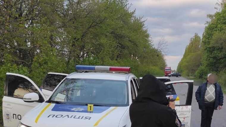 СМИ публикуют фото брошенного автомобиля напавших на полицейских