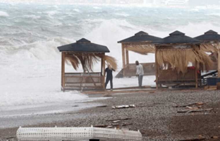 У Туреччині вирує сильний шторм