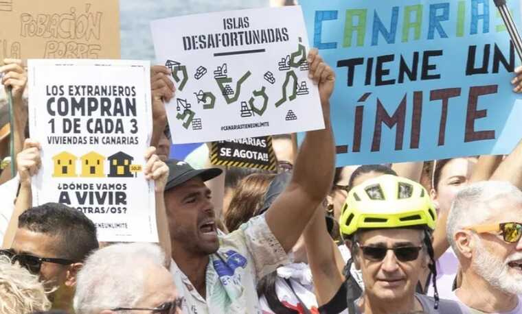 На Канарских островах проходят протесты против массового туризма и строительства гостиницы