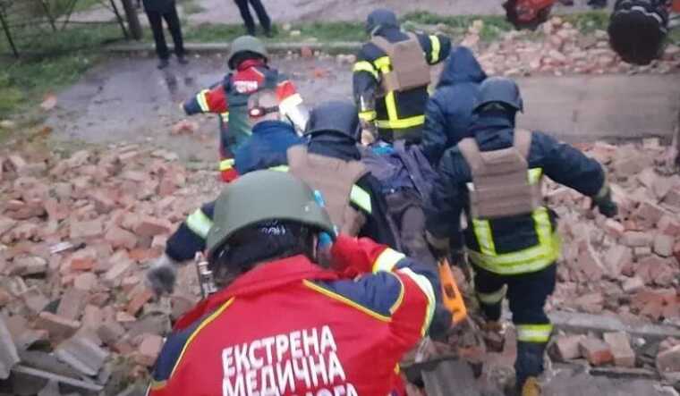 Росіяни скинули КАБи на прикордоння Харківщини: з-під завалів врятували чоловіка