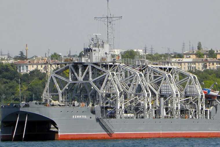 The Ukrainian Armed Forces hit the 100-year-old Russian ship "Kommuna" in Sevastopol