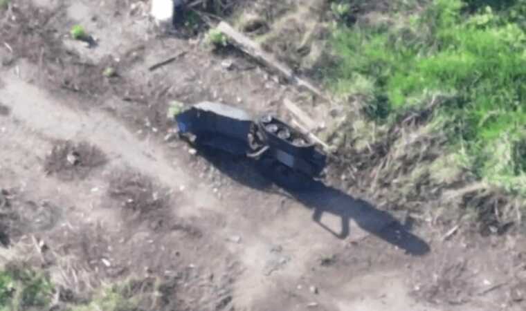 Український FPV-дрон знищив російського наземного робота