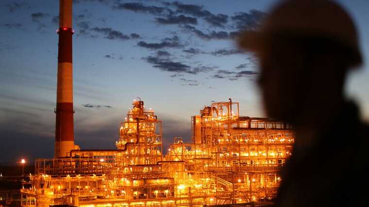 Через атаки БПЛА СБУ нафтопереробка Росії впала до майже річного мінімуму, — Bloomberg