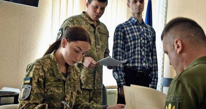 Кабмін готує електронне бронювання від мобілізації через «Дію», — ЗМІ