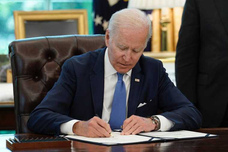 US President Biden signs Ukraine aid bill